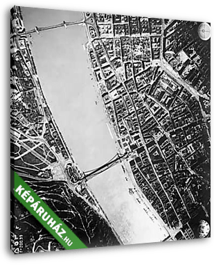Budapest, légifotó. Középen az áradó Duna a Széchenyi Lánchíddal és az Erzsébet híddal (1944) - vászonkép 3D látványterv