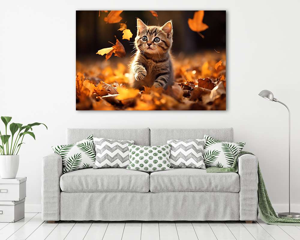 Cica játszik az őszi levelekkel (keretezett kép) - vászonkép, falikép otthonra és irodába