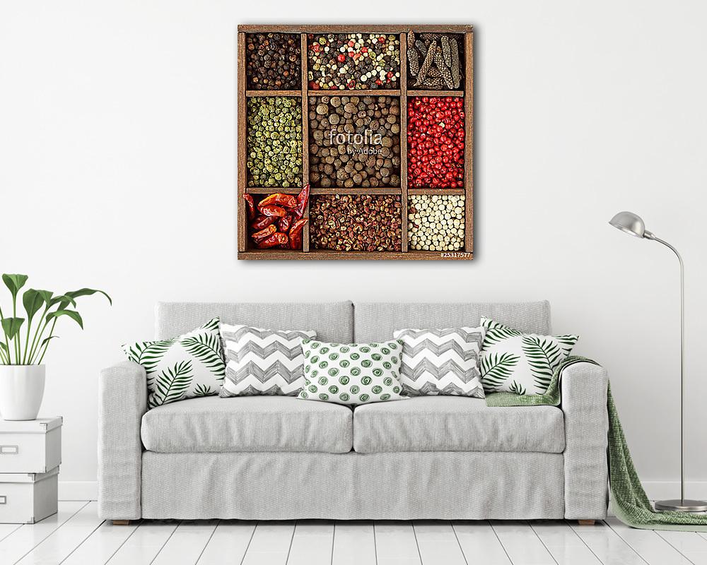 A borsó és a chili választéka fadobozban (vászonkép) - vászonkép, falikép otthonra és irodába
