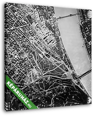 Budapest, légifotó . Balra a Naphegy, fenn a budai Várban a Szent György tér épületei és a Királyi Palota (1944) - vászonkép 3D látványterv