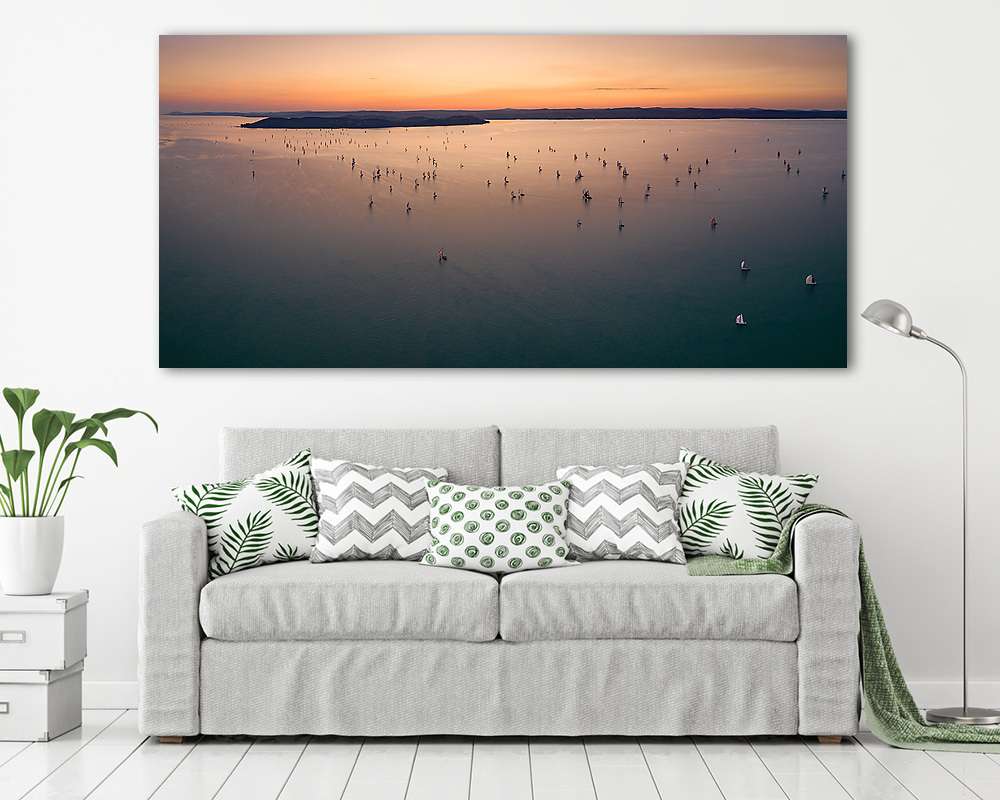 Vitorlások (Kékszalag) a naplementében a Balatonon II. (poszter) - vászonkép, falikép otthonra és irodába