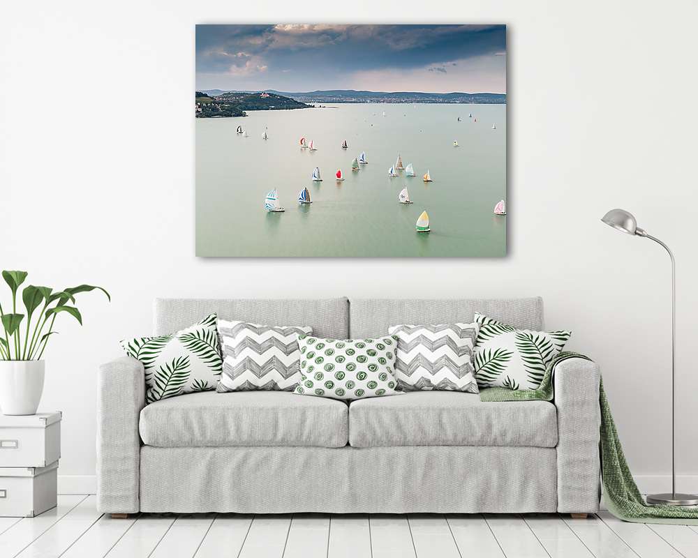 Színes vitorlások a balatonon  (poszter) - vászonkép, falikép otthonra és irodába