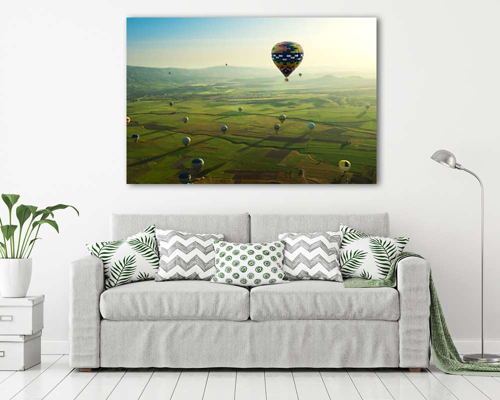 Cappadocia, Hőlégballonok a zöld mező felett - vászonkép, falikép vásárlás Cappadocia, Hőlégballonok a zöld mező felett (vászonkép) - vászonkép, falikép otthonra és irodába