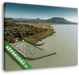Szigligeti kikötő, háttérben a Badacsonnyal - vászonkép 3D látványterv Szigligeti kikötő, háttérben a Badacsonnyal - vászonkép 3D látványterv