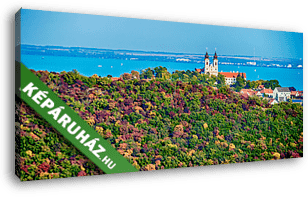 Őszi kép a Tihanyi apátságról, háttérben a Balatonnal - vászonkép 3D látványterv