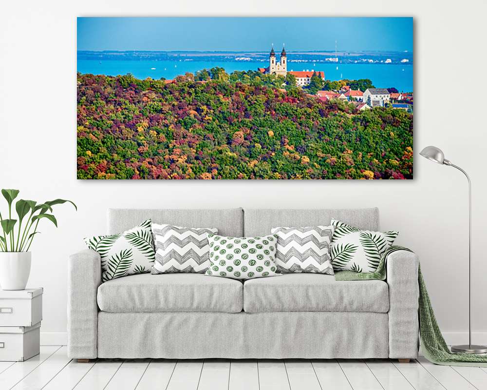 Őszi kép a Tihanyi apátságról, háttérben a Balatonnal (poszter) - vászonkép, falikép otthonra és irodába