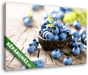 Juicy and fresh blueberries, zöld levelekkel, fából készült tálb - vászonkép 3D látványterv