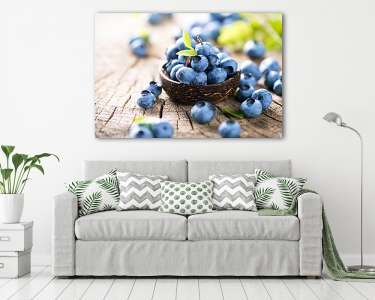 Juicy and fresh blueberries, zöld levelekkel, fából készült tálb (vászonkép) - vászonkép, falikép otthonra és irodába