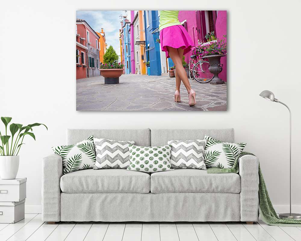 Fiatal vidám nő, aki az óváros utcáin jár (többrészes kép) - vászonkép, falikép otthonra és irodába
