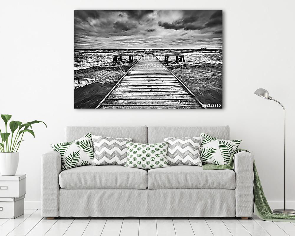 Régi fa móló vihar alatt a tengeren. Drámai ég (keretezett kép) - vászonkép, falikép otthonra és irodába