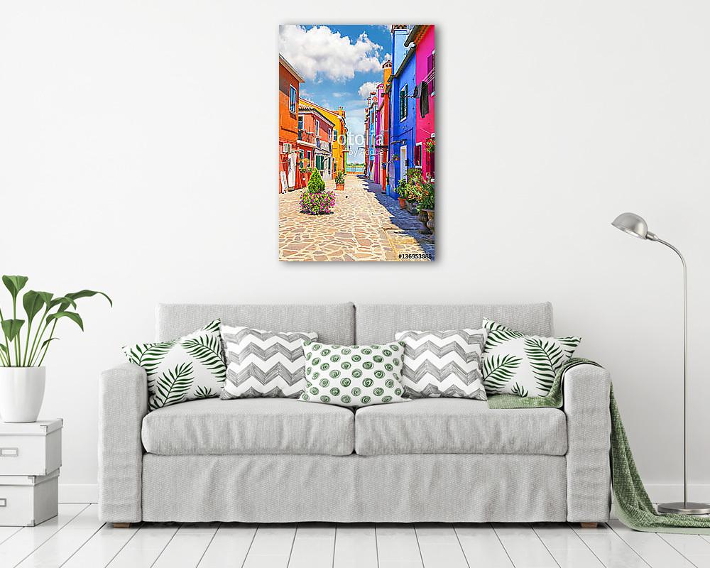 Többszínű ház fantasztikus égbolt a háttérben - vászonkép, falikép vásárlás Többszínű ház fantasztikus égbolt a háttérben (vászonkép) - vászonkép, falikép otthonra és irodába