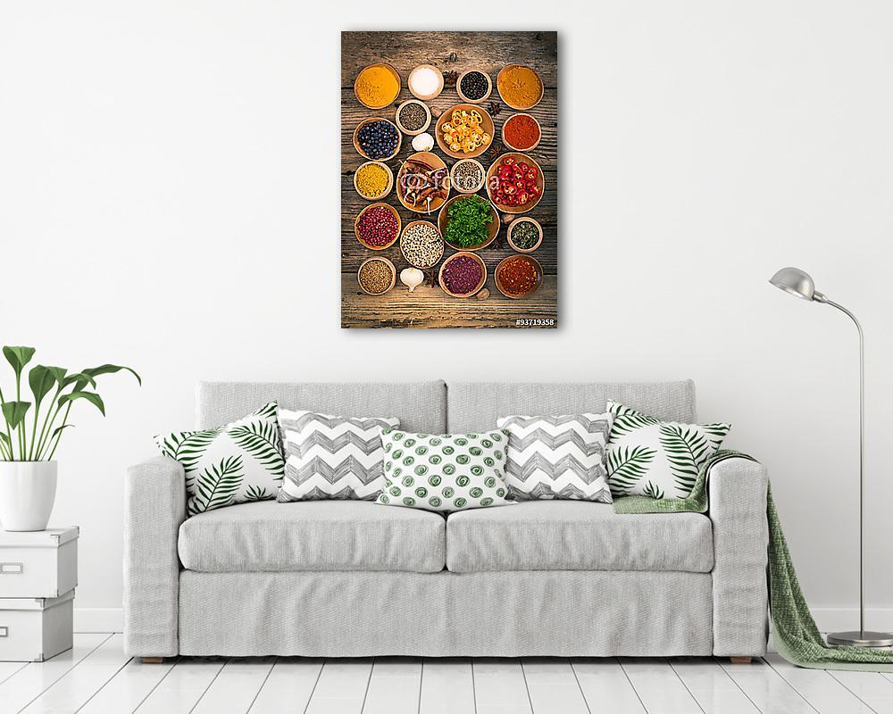 Különféle fűszerek és fűszerek a fa háttéren (fotótapéta) - vászonkép, falikép otthonra és irodába