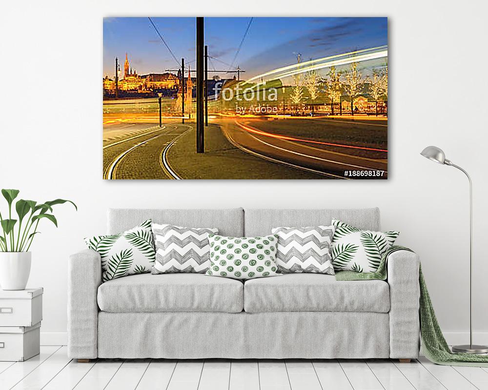 Villamosvilágítási nyomvonal mozgatása a budai történelmi épület - vászonkép, falikép vásárlás Villamosvilágítási nyomvonal mozgatása a budai történelmi épület (vászonkép) - vászonkép, falikép otthonra és irodába