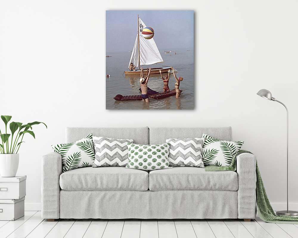 Labdázás a Balatonban (1969) (többrészes kép) - vászonkép, falikép otthonra és irodába