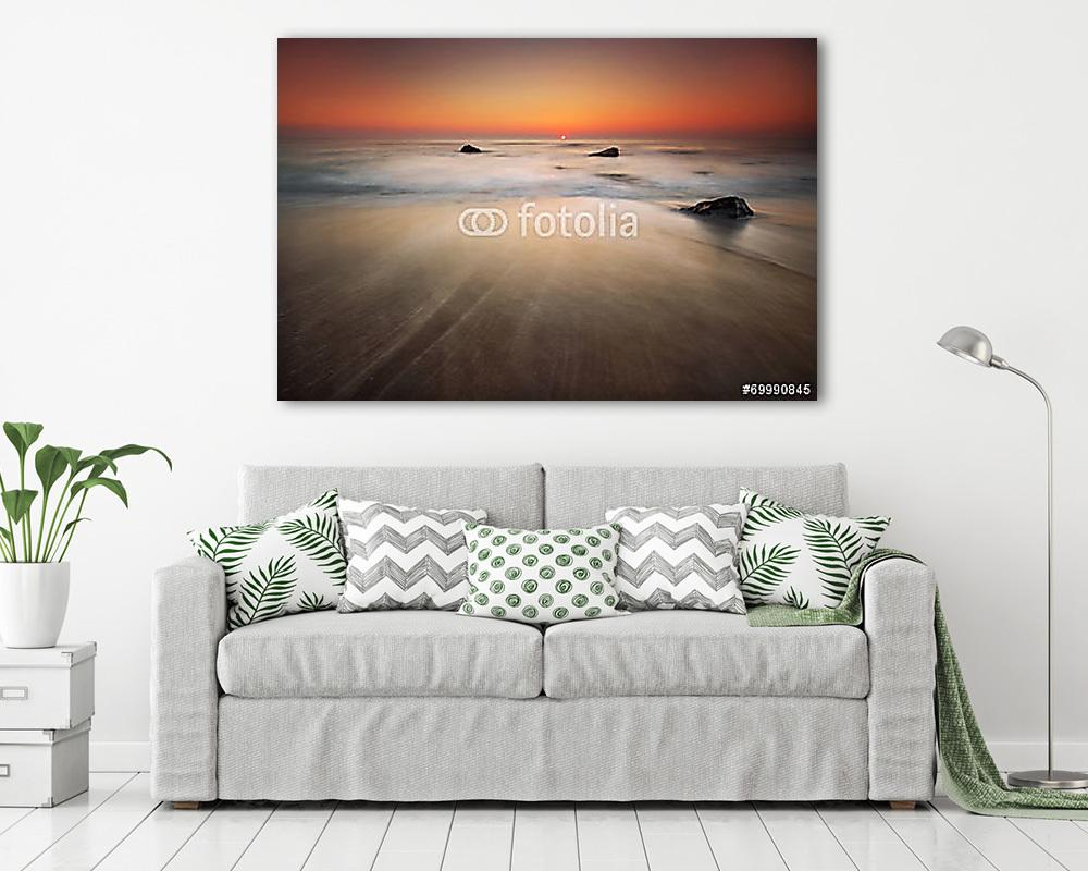 A viharos tengerparti strand lassú zárral és hullámok hullanak k (poszter) - vászonkép, falikép otthonra és irodába