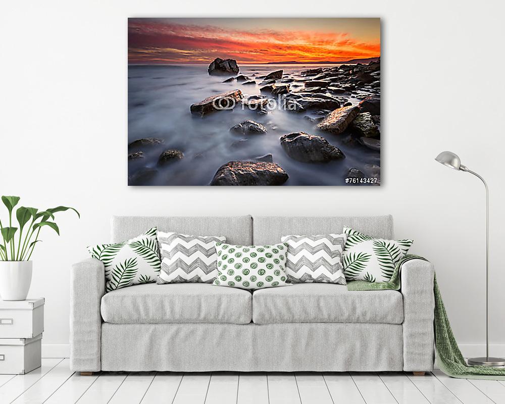 Sziklás strand hosszú expozíciós tengeri tájkép napkelte során (poszter) - vászonkép, falikép otthonra és irodába