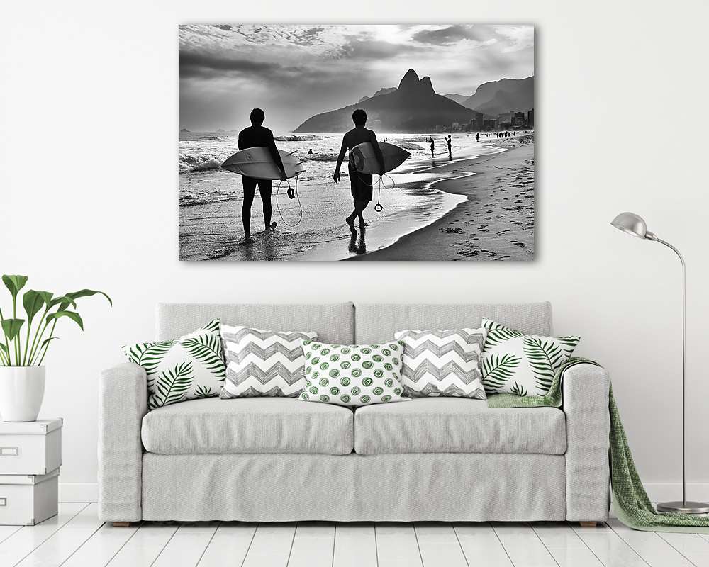 Scenic black and white view of Rio de Janeiro, Brazil with Brazilian surfers walking along the shore of Ipanema Beach - vászonkép, falikép vásárlás Scenic black and white view of Rio de Janeiro, Brazil with Brazilian surfers walking along the shore of Ipanema Beach (keretezett kép) - vászonkép, falikép otthonra és irodába