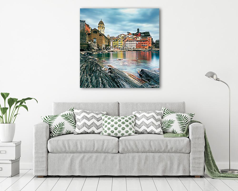 Vernazza falu, templom, sziklák és tengeri kikötő a naplementébe (bögre) - vászonkép, falikép otthonra és irodába