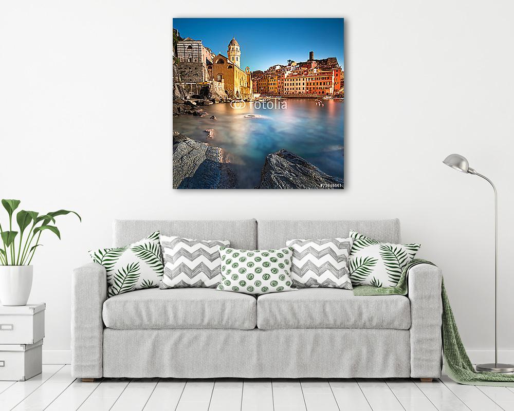 Vernazza falu, templom, sziklák és tengeri kikötő a naplementébe - vászonkép, falikép vásárlás Vernazza falu, templom, sziklák és tengeri kikötő a naplementébe (vászonkép) - vászonkép, falikép otthonra és irodába