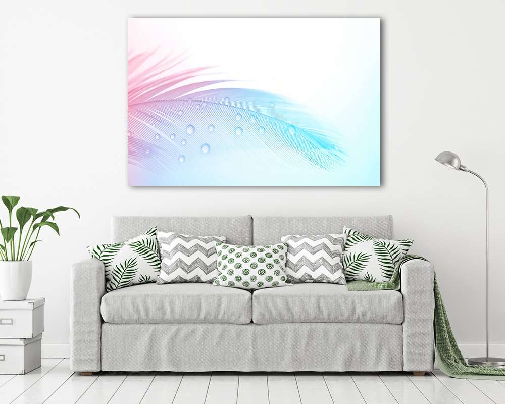 A háttérben lévő könnyű toll lágy, levegős textúrája vízcseppekk (bögre) - vászonkép, falikép otthonra és irodába