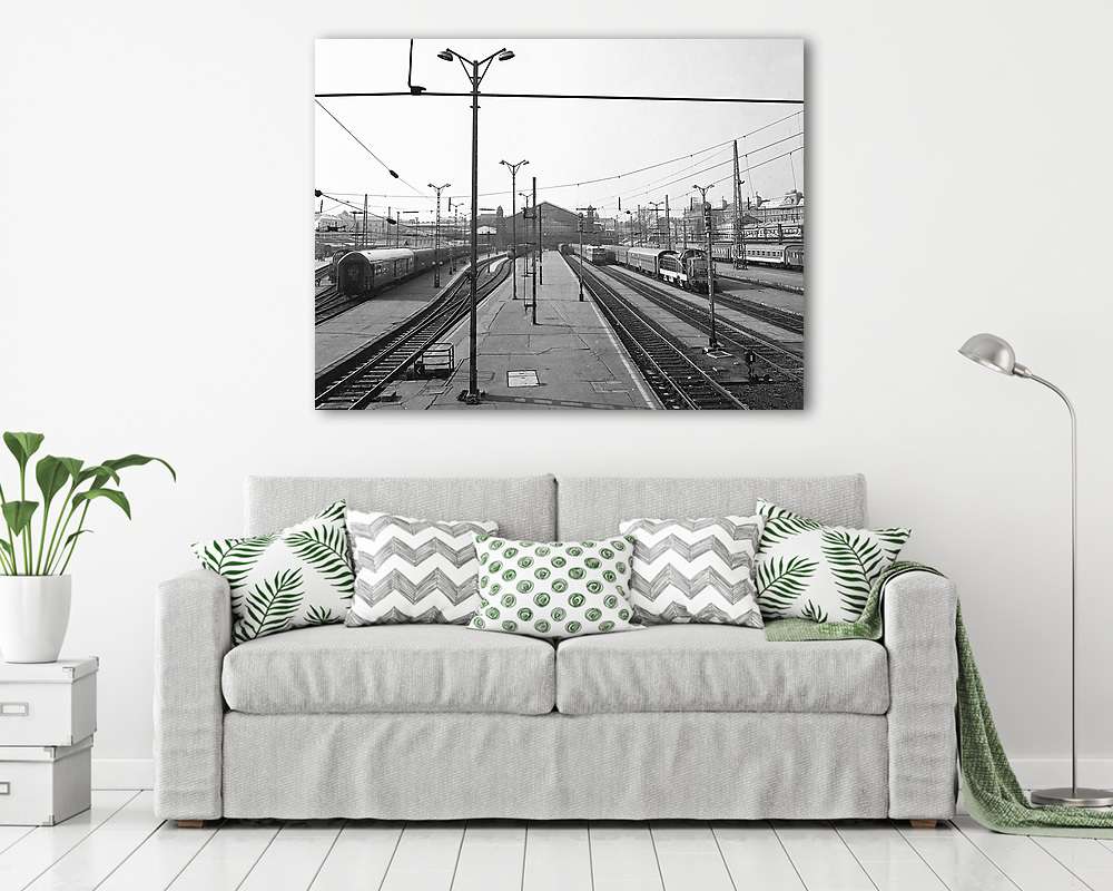 A Nyugati pályaudvar a Ferdinánd (Élmunkás) híd felől nézve (1980) (vászonkép) - vászonkép, falikép otthonra és irodába