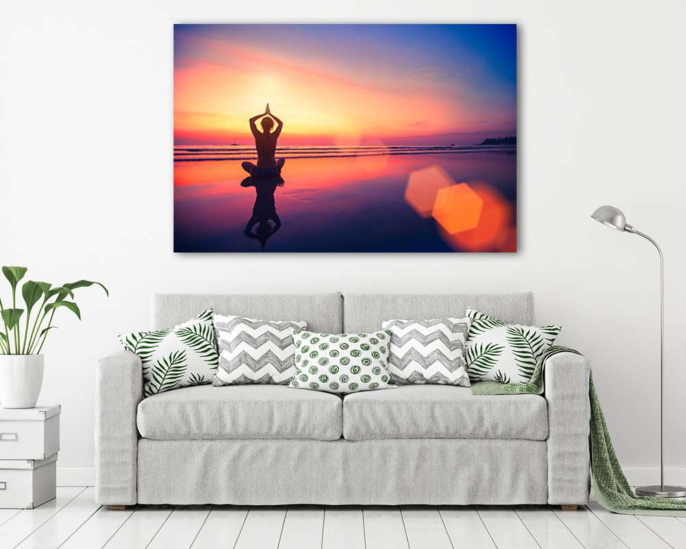 Jógázó nő ül a tengerparton naplementében (fotótapéta) - vászonkép, falikép otthonra és irodába
