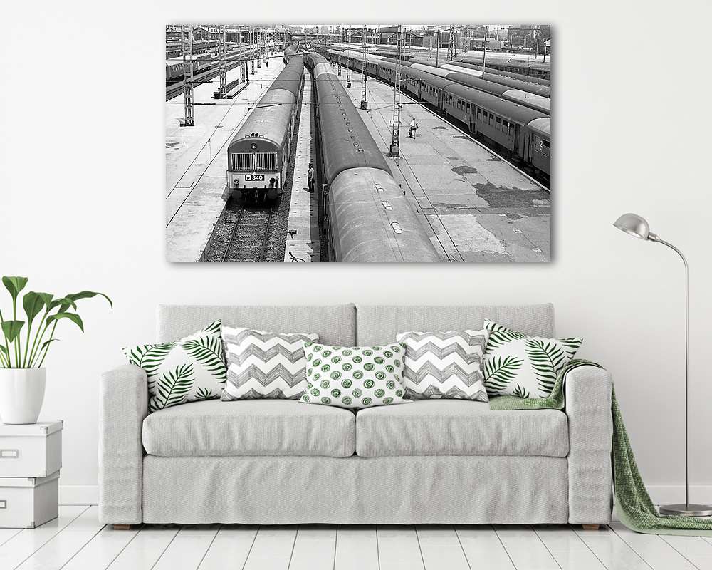 A Nyugati pályaudvar külső vágányai (1981) (többrészes kép) - vászonkép, falikép otthonra és irodába