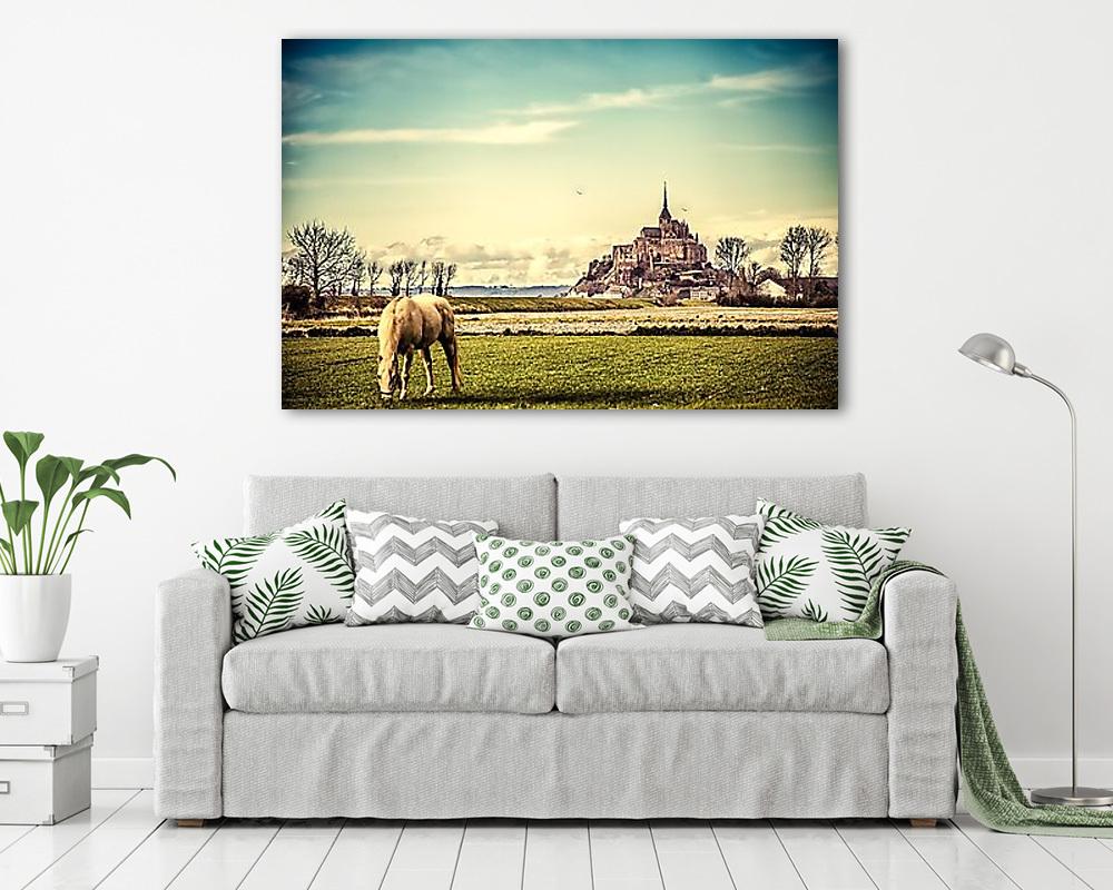 Legelésző ló, háttérben a Mont-Saint-Michel - vászonkép, falikép vásárlás Legelésző ló, háttérben a Mont-Saint-Michel (vászonkép) - vászonkép, falikép otthonra és irodába