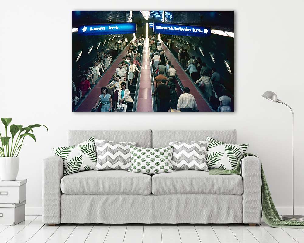 A Nyugati pályaudvar metróállomás mozgólépcsői (1984) - vászonkép, falikép vásárlás A Nyugati pályaudvar metróállomás mozgólépcsői (1984) (vászonkép) - vászonkép, falikép otthonra és irodába