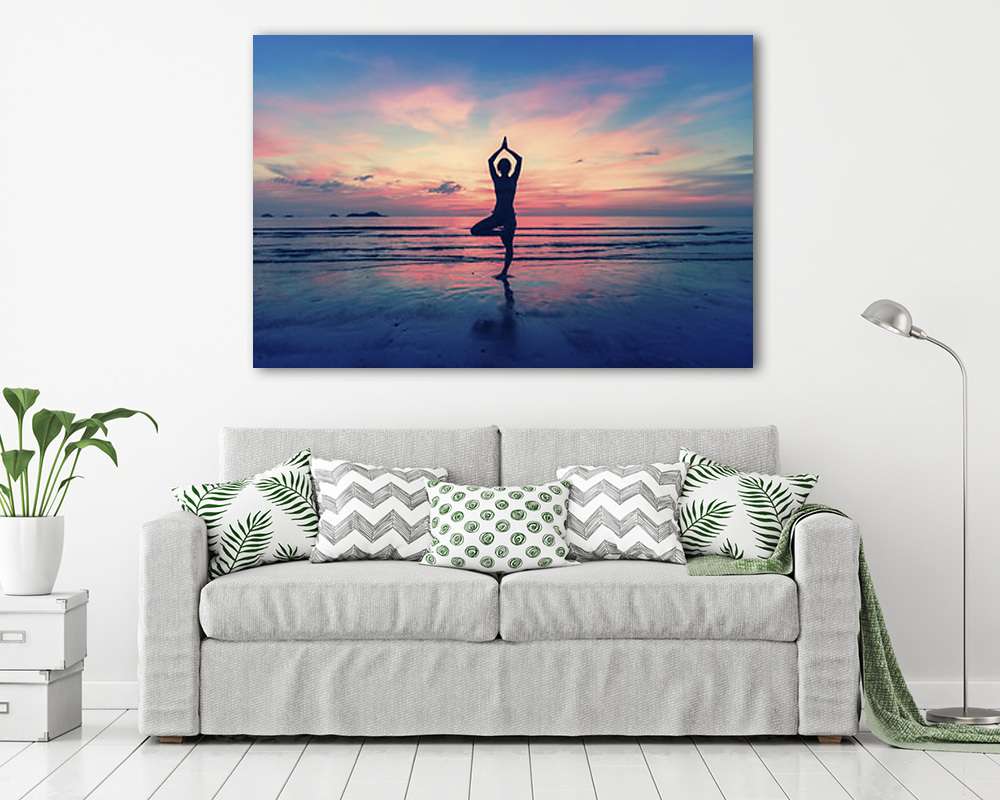 Állva jógázó nő  a tengerparton (fotótapéta) - vászonkép, falikép otthonra és irodába