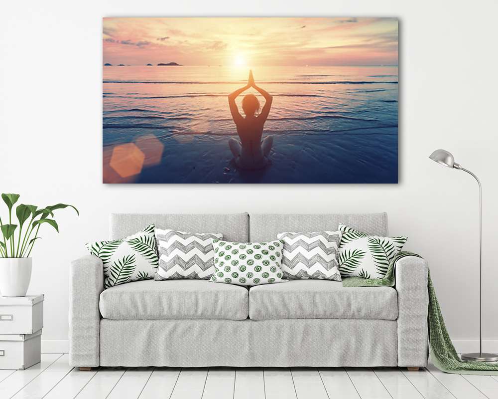Fiatal nő sziluetje, ahogyan a tegerparton jógázik (poszter) - vászonkép, falikép otthonra és irodába