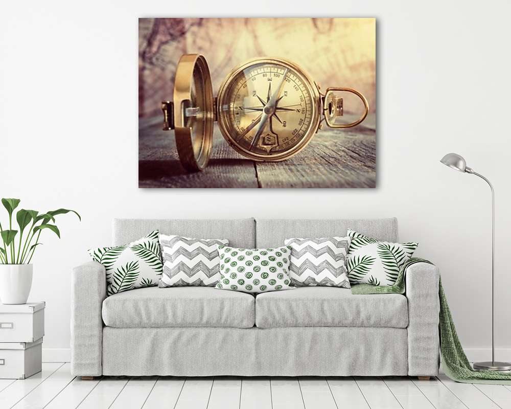 Régi iránytű, fapallón, régi térkép háttér előtt - vászonkép, falikép vásárlás Régi iránytű, fapallón, régi térkép háttér előtt (vászonkép) - vászonkép, falikép otthonra és irodába