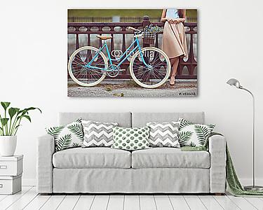 Vintage bicikli fiatal lánnyal (vászonkép) - vászonkép, falikép otthonra és irodába