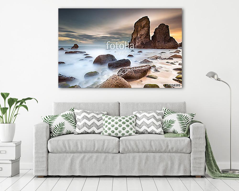 Sejtelmes tengerpart óriás kövekkel (vászonkép) - vászonkép, falikép otthonra és irodába