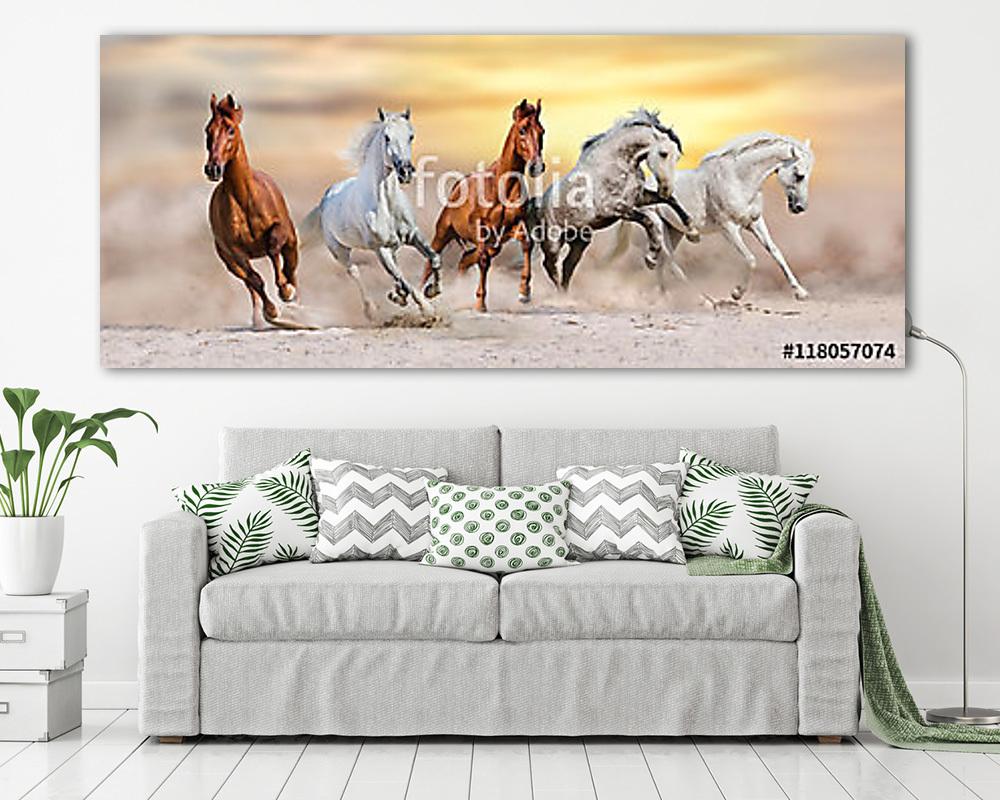 A lóállomány sivatagi porban gyorsan fut a drámai naplemente égb (vászonkép) - vászonkép, falikép otthonra és irodába