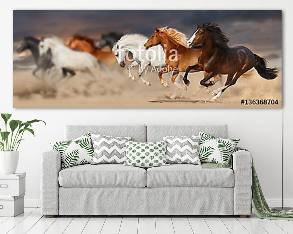 A lóállomány a sivatagi porban galopp vándorol a naplemente viha (vászonkép) - vászonkép, falikép otthonra és irodába