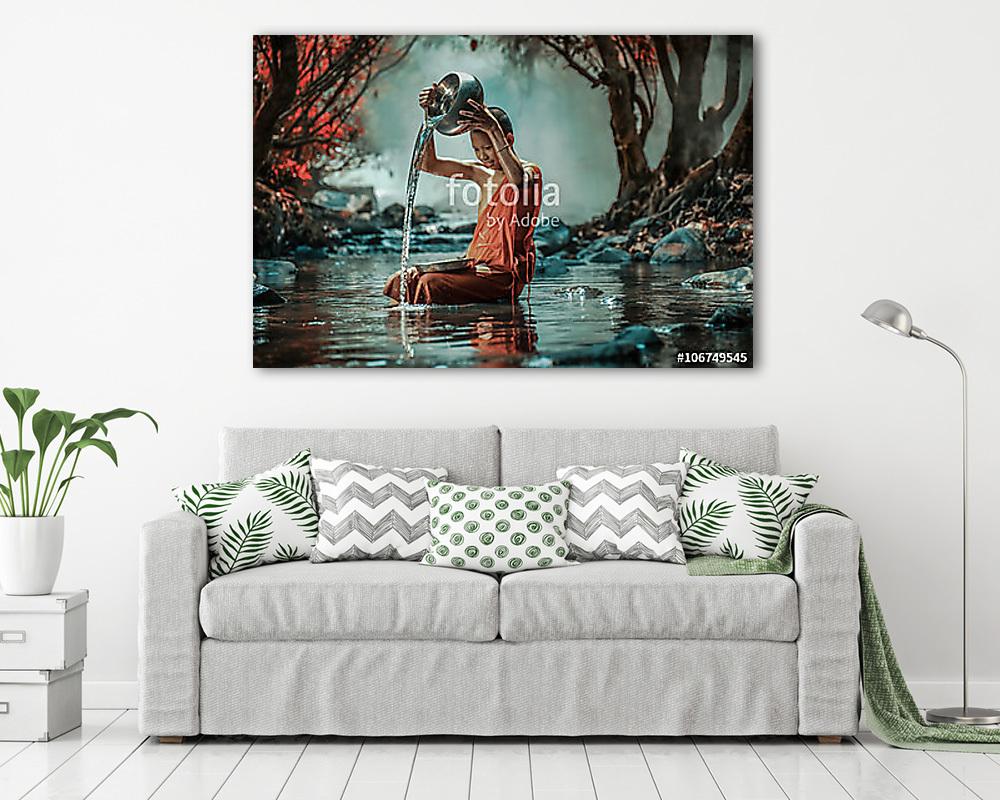 Kis szerzetes fürdve a vízesésen, Nong Khai, Thaiföld. - vászonkép, falikép vásárlás Kis szerzetes fürdve a vízesésen, Nong Khai, Thaiföld. (vászonkép) - vászonkép, falikép otthonra és irodába