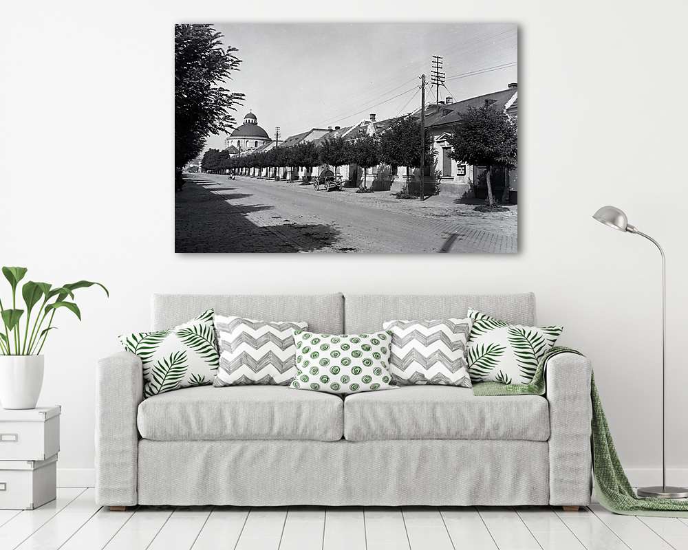 Esztergomi utcakép, háttérben a Kerektemplom (1938) - vászonkép, falikép vásárlás Esztergomi utcakép, háttérben a Kerektemplom (1938) (fotótapéta) - vászonkép, falikép otthonra és irodába