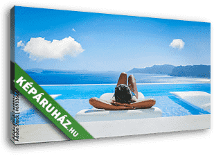 Fiatal napozó nő egy görög szigeten - vászonkép 3D látványterv