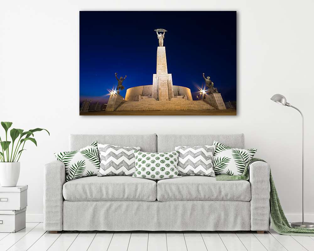 Budapest, Szabadság-szobor esti díszkivilágításban - vászonkép, falikép vásárlás Budapest, Szabadság-szobor esti díszkivilágításban (vászonkép) - vászonkép, falikép otthonra és irodába
