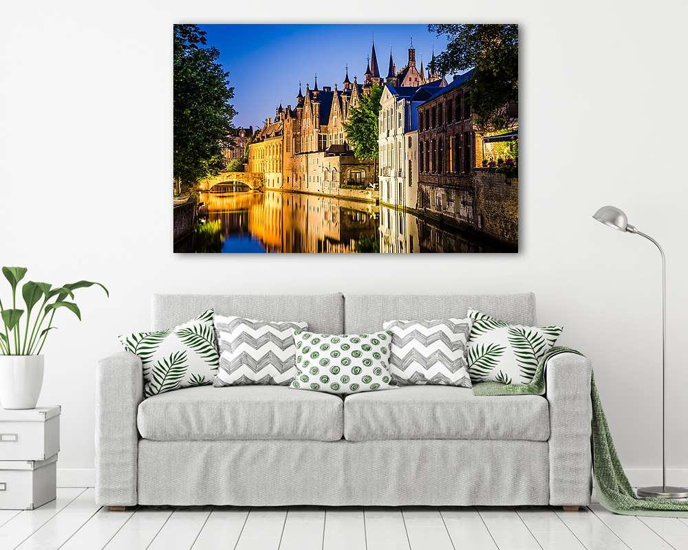 Vízvezeték és középkori házak éjszaka Brugesben - vászonkép, falikép vásárlás Vízvezeték és középkori házak éjszaka Brugesben (vászonkép) - vászonkép, falikép otthonra és irodába