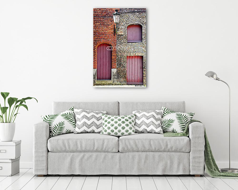 Régi szüreti téglafal vörös faajtókkal és ablakokkal (többrészes kép) - vászonkép, falikép otthonra és irodába