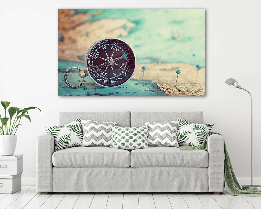 Fekete iránytű, gombostűkkel jelölt régi térképen (fotótapéta) - vászonkép, falikép otthonra és irodába