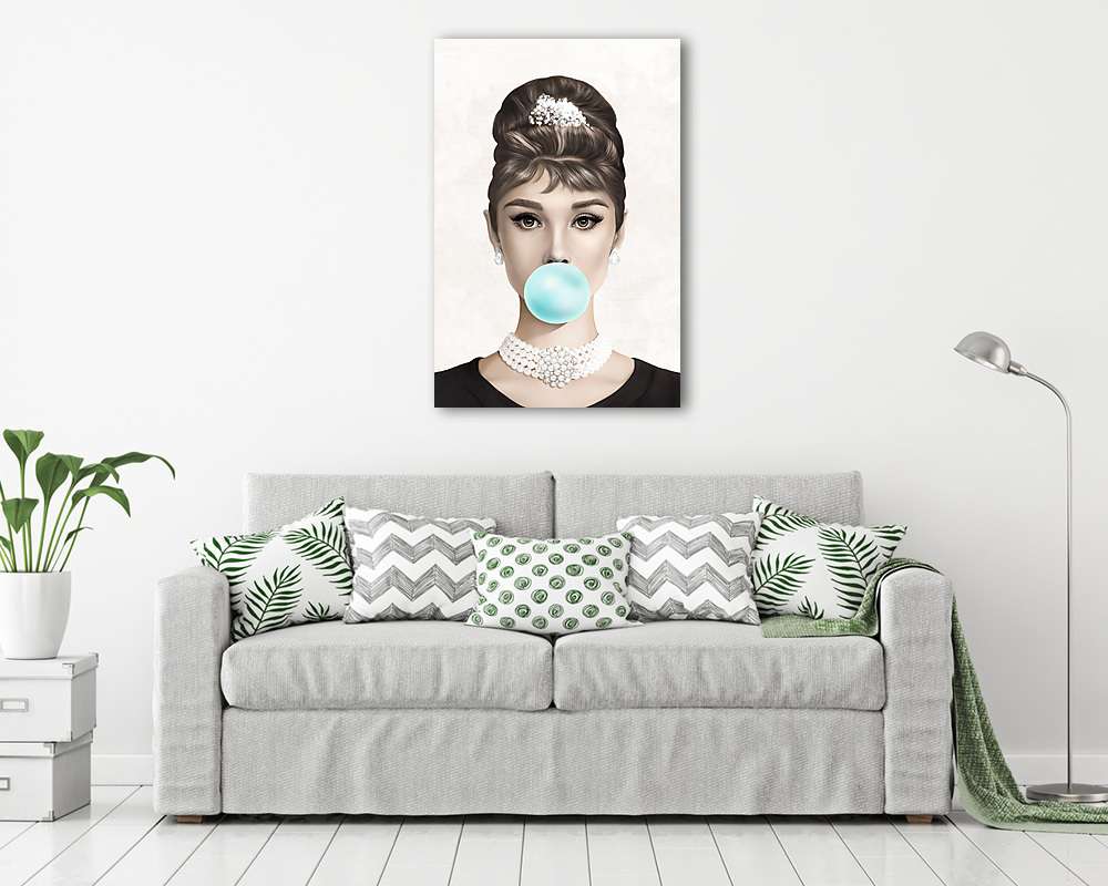 Audrey Hepburn kék rágógumit fúj, színes (2:3 arány)  - vászonkép, falikép vásárlás Audrey Hepburn kék rágógumit fúj, színes (2:3 arány)  (vászonkép) - vászonkép, falikép otthonra és irodába