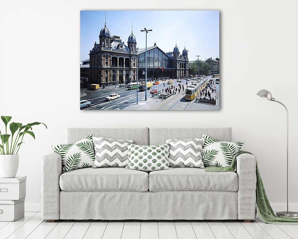 Teréz (Lenin) körúti, villamosmegálló a Nyugati pályaudvar előtt (1986) - vászonkép, falikép vásárlás Teréz (Lenin) körúti, villamosmegálló a Nyugati pályaudvar előtt (1986) (vászonkép) - vászonkép, falikép otthonra és irodába