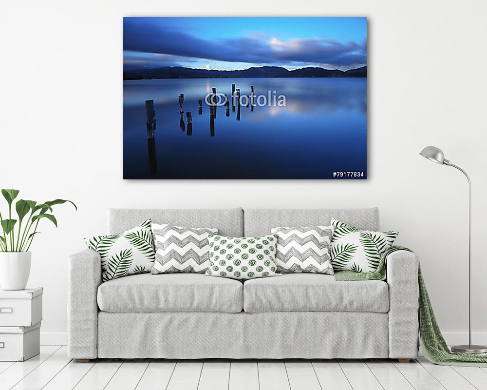 A fából készült móló vagy móló a kék tó naplementéjén és az ég v - vászonkép, falikép vásárlás A fából készült móló vagy móló a kék tó naplementéjén és az ég v (bögre) - vászonkép, falikép otthonra és irodába