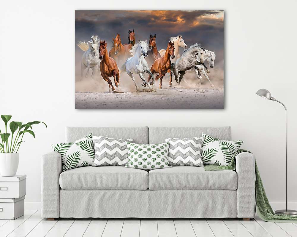 A lóállomány a sivatagi porban gyorsan fut a drámai naplemente é - vászonkép, falikép vásárlás A lóállomány a sivatagi porban gyorsan fut a drámai naplemente é (vászonkép) - vászonkép, falikép otthonra és irodába