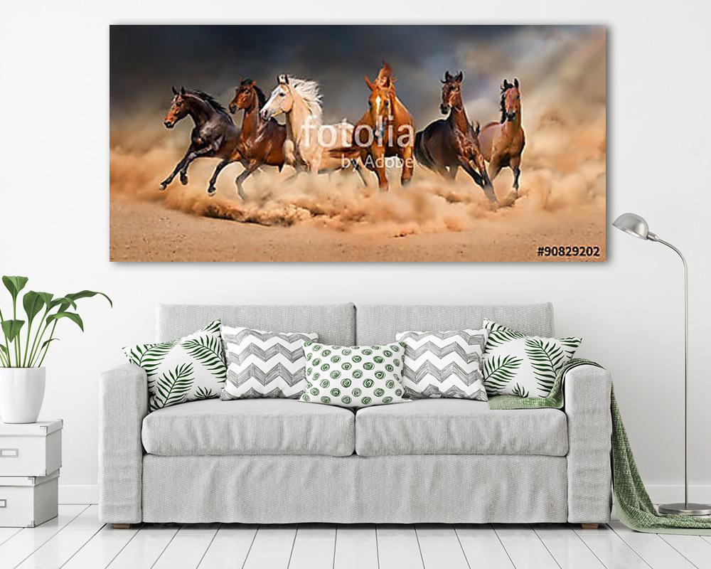 A lóállomány sivatagi homokviharban fut a drámai égbolton (vászonkép) - vászonkép, falikép otthonra és irodába