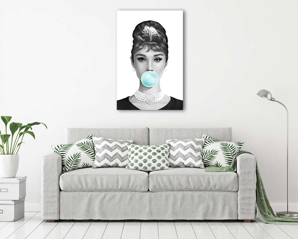 Audrey Hepburn kék rágógumit fúj, fekete-fehér (2:3 arány) (fotótapéta) - vászonkép, falikép otthonra és irodába