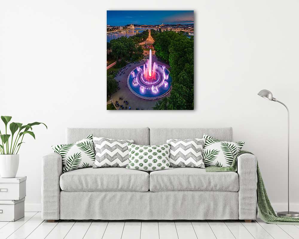 Szökőkút a Szabadság-téren kivilágítva - vászonkép, falikép vásárlás Szökőkút a Szabadság-téren kivilágítva (vászonkép) - vászonkép, falikép otthonra és irodába